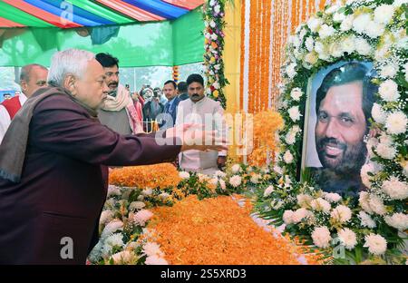 Indien. Januar 2025. PATNA, INDIEN - 14. JANUAR: Bihar-Chef Nitish Kumar zollt Ramvilas Paswan während des Makar Sankranti Festivals im Büro der Lok Janshakti Party (Ramvilas) am 14. Januar 2025 in Patna, Indien, Tribut. (Foto: Santosh Kumar/Hindustan Times/SIPA USA) Credit: SIPA USA/Alamy Live News Stockfoto