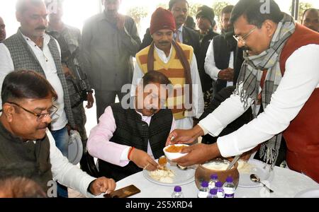Indien. Januar 2025. PATNA, INDIEN - 14. JANUAR: Bihar JDU-Präsident Umesh Kushwaha, zusammen mit BJP-Staatspräsident Dilip Jaiswal und NDA-Führern, die am 14. Januar 2025 in Patna, Indien, das Makar Sankranti-Festival feiern. (Foto: Santosh Kumar/Hindustan Times/SIPA USA) Credit: SIPA USA/Alamy Live News Stockfoto