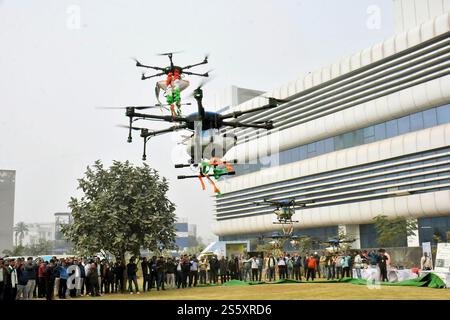 Indien. Januar 2025. PATNA, INDIEN - 14. JANUAR: Bihar Landwirtschaftsminister Mangal Pandey fliegt Drohnen anlässlich des Makar Sankranti Festivals in Krishi Bhawan am 14. Januar 2025 in Patna, Indien. (Foto: Santosh Kumar/Hindustan Times/SIPA USA) Credit: SIPA USA/Alamy Live News Stockfoto