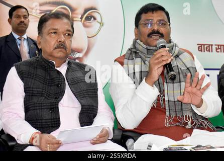 Indien. Januar 2025. PATNA, INDIEN - 14. JANUAR: Präsident der JDU, Umesh Kushwaha, und Präsident der Bihar BJP, Dilip Jaiswal, sprachen am 14. Januar 2025 in Patna, Indien. (Foto: Santosh Kumar/Hindustan Times/SIPA USA) Credit: SIPA USA/Alamy Live News Stockfoto