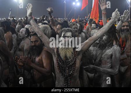 Prayagraj, Uttar Pradesh, Indien. Januar 2025. Ein Naga Sadhu oder ein hinduheiliger Mann reagiert während einer Prozession, bevor er ein heiliges Bad in Sangam nimmt, wo die heiligen Flüsse Ganges, Yamuna und mythische Saraswati treffen, während der Maha Kumbh Mela in Prayagraj, Uttar Pradesh, Indien, am 14. Januar 2025. (Kreditbild: © Kabir Jhangiani/ZUMA Press Wire) NUR REDAKTIONELLE VERWENDUNG! Nicht für kommerzielle ZWECKE! Stockfoto