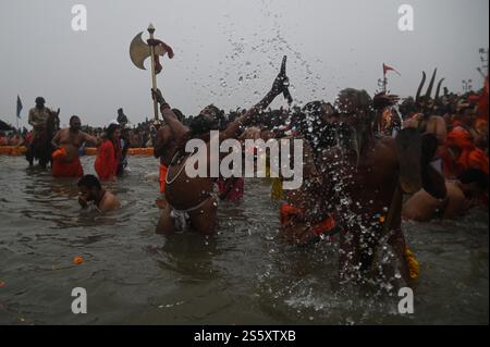 Prayagraj, Uttar Pradesh, Indien. Januar 2025. Naga Sadhus oder ein hinduheiliger Mann nehmen ein heiliges Bad in Sangam, wo sich die heiligen Flüsse Ganges, Yamuna und Saraswati treffen, während der Maha Kumbh Mela in Prayagraj, Uttar Pradesh, Indien am 14. Januar 2025. (Kreditbild: © Kabir Jhangiani/ZUMA Press Wire) NUR REDAKTIONELLE VERWENDUNG! Nicht für kommerzielle ZWECKE! Stockfoto
