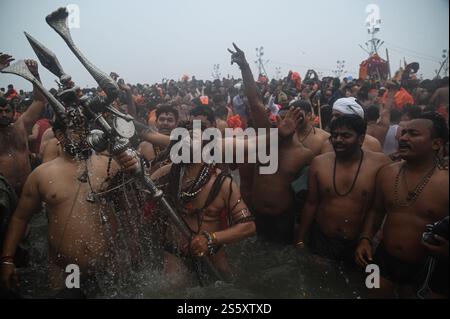 Prayagraj, Uttar Pradesh, Indien. Januar 2025. Naga Sadhus oder ein hinduheiliger Mann nehmen ein heiliges Bad in Sangam, wo sich die heiligen Flüsse Ganges, Yamuna und Saraswati treffen, während der Maha Kumbh Mela in Prayagraj, Uttar Pradesh, Indien am 14. Januar 2025. (Kreditbild: © Kabir Jhangiani/ZUMA Press Wire) NUR REDAKTIONELLE VERWENDUNG! Nicht für kommerzielle ZWECKE! Stockfoto