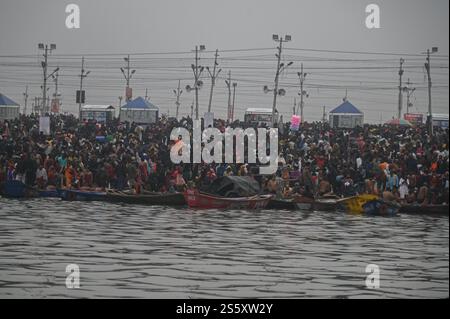 Prayagraj, Uttar Pradesh, Indien. Januar 2025. Gläubige versammeln sich, um ein heiliges Bad in Sangam zu nehmen, wo die heiligen Flüsse Ganges, Yamuna und Saraswati aufeinander treffen, während der Maha Kumbh Mela in Prayagraj, Uttar Pradesh, Indien am 14. Januar 2025. (Kreditbild: © Kabir Jhangiani/ZUMA Press Wire) NUR REDAKTIONELLE VERWENDUNG! Nicht für kommerzielle ZWECKE! Stockfoto