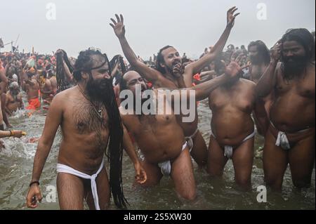 Prayagraj, Uttar Pradesh, Indien. Januar 2025. Naga Sadhus oder ein hinduheiliger Mann nehmen ein heiliges Bad in Sangam, wo sich die heiligen Flüsse Ganges, Yamuna und Saraswati treffen, während der Maha Kumbh Mela in Prayagraj, Uttar Pradesh, Indien am 14. Januar 2025. (Kreditbild: © Kabir Jhangiani/ZUMA Press Wire) NUR REDAKTIONELLE VERWENDUNG! Nicht für kommerzielle ZWECKE! Stockfoto