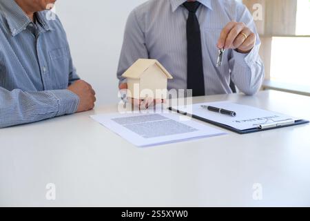Sales Manager Beratung Anmeldeformular Dokument, wenn man bedenkt, Hypothek Darlehen Angebot für Auto und Haus Versicherung Stockfoto