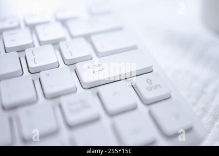 Hände einer Geschäftsfrau Zeigefinger drücken die Eingabetaste auf der Computertastatur Stockfoto