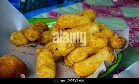 Ein Teller mit knusprigem, goldbraunem Bratkäse klebt auf Pergamentpapier. Stockfoto