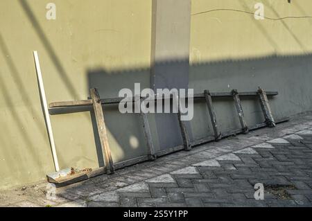 Hölzerne Treppen, die am Straßenrand liegen Stockfoto