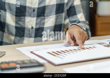 Attraktiver zuversichtlicher hispanischer Geschäftsmann mit Laptop-Computer und professioneller arbeitender Investor starten Projektgeschäftsplanung im Büro. Stockfoto
