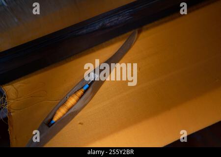 Webmaschine traditioneller Handwebstuhl. Traditionelles Kunsthandwerk weben. Stockfoto
