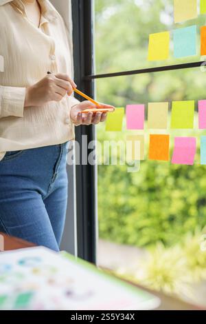 Kreative Idee Geschäftskünstlerin Creative Designerin skizziert grafische Zeichnung auf Grafiktablett und Farbmuster Muster Konzept der Ideenkreativität Stockfoto