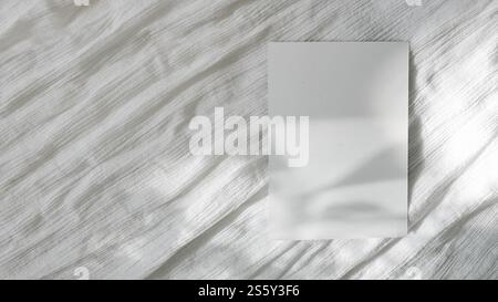 Leere Karten Mockup-Designs in einem authentischen weißen Leinen-Grußkarten-Kunstwerk oder Schreibwaren-Design. Leere Papierkarte Stockfoto