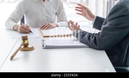 Rechtsanwalt Legal Counsel legt dem Mandanten einen unterzeichneten Vertrag mit Gavel und Rechtsrecht vor. Geschäftspartnerschaftssitzung für justiz und Anwalt Stockfoto