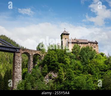 Sommer alpin Trisanna Eisenbahnbrücke über die Trisanna und Silvretta Straße vor Schloss Wiesberg, Paznaun, Landeck, Tirol, Österreich. Stockfoto