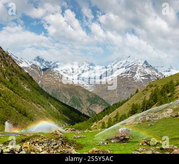 Regenbogen im Bewässerungswasser Tüllen im Sommer Alpen Berg (Schweiz, in der Nähe von Zermatt) Stockfoto