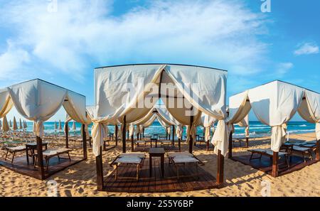 Luxuriöse Strandzelte Baldachin am Morgen Paradies weißer Sandstrand die Malediven von Salento (Pescoluse, Salento, Apulien, Süditalien). Am meisten Stockfoto