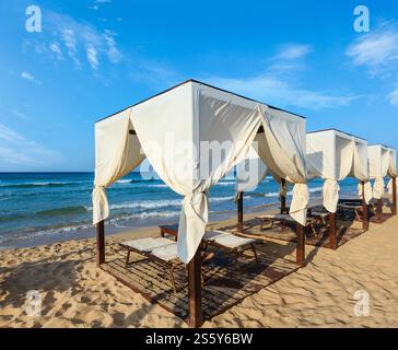Luxuriöse Strandzelte Baldachin am Morgen Paradies weißer Sandstrand die Malediven von Salento (Pescoluse, Salento, Apulien, Süditalien). Am meisten Stockfoto