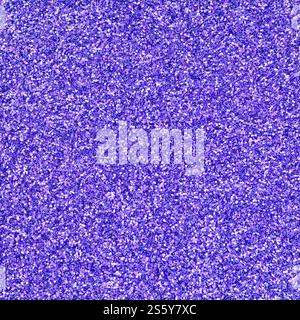 Violette dekorative Pailletten. Hintergrundbild mit glänzenden Bokeh-Lichtern von kleinen Elementen, die Licht reflektieren. Violette dekorative Pailletten. Hintergrund Stockfoto