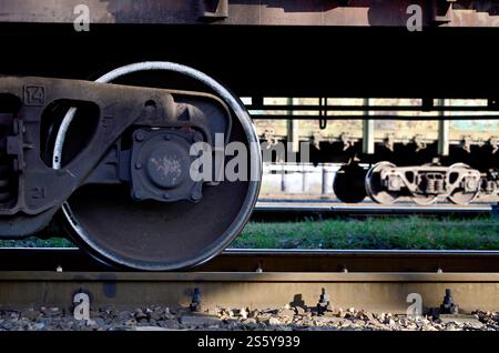Detaillierte Foto von Eisenbahn Güterwagen. Ein Fragment der Komponenten der Güterwagen auf der Eisenbahn bei Tageslicht Stockfoto