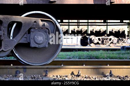 Detaillierte Foto von Eisenbahn Güterwagen. Ein Fragment der Komponenten der Güterwagen auf der Eisenbahn bei Tageslicht Stockfoto