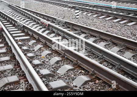Foto Fragment der Bahngleise in das regnerische Wetter Stockfoto