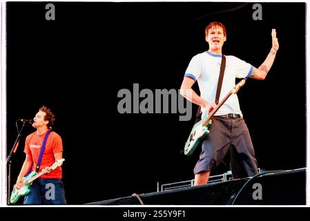 BLINK-182, READING FESTIVAL, 2000: Mark Hoppus am Bass und Tom DeLonge Sänger und Gitarrist von Blink-182 beim Reading Festival, 27. August 2000. Foto: Rob Watkins. INFO: Blink-182 ist eine US-amerikanische Pop-Punk-Band, die 1992 gegründet wurde und für ihre eingängigen Melodien, humorvollen Texte und energiereichen Auftritte bekannt ist. Mit Hits wie All the Small Things und Enema of the State wurden sie zu Ikonen des Punk-Revivals der späten 90er Jahre. Stockfoto