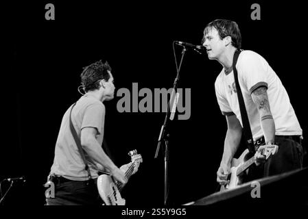 BLINK-182, READING FESTIVAL, 2000: Mark Hoppus am Bass und Tom DeLonge Sänger und Gitarrist von Blink-182 beim Reading Festival, 27. August 2000. Foto: Rob Watkins. INFO: Blink-182 ist eine US-amerikanische Pop-Punk-Band, die 1992 gegründet wurde und für ihre eingängigen Melodien, humorvollen Texte und energiereichen Auftritte bekannt ist. Mit Hits wie All the Small Things und Enema of the State wurden sie zu Ikonen des Punk-Revivals der späten 90er Jahre. Stockfoto
