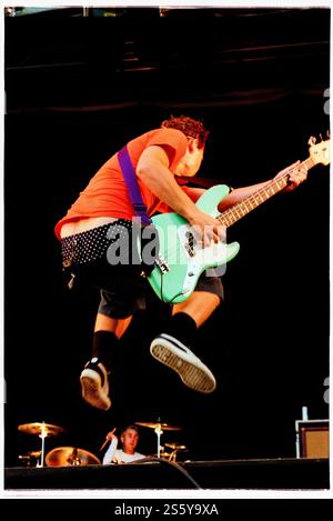 BLINK-182, READING FESTIVAL, 2000: Mark Hoppus, der Bassgitarrist von Blink-182, spielt auf der Main Stage beim Reading Festival, 27. August 2000. Foto: Rob Watkins. INFO: Blink-182 ist eine US-amerikanische Pop-Punk-Band, die 1992 gegründet wurde und für ihre eingängigen Melodien, humorvollen Texte und energiereichen Auftritte bekannt ist. Mit Hits wie All the Small Things und Enema of the State wurden sie zu Ikonen des Punk-Revivals der späten 90er Jahre. Stockfoto