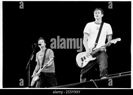 BLINK-182, READING FESTIVAL, 2000: Mark Hoppus am Bass und Tom DeLonge Sänger und Gitarrist von Blink-182 beim Reading Festival, 27. August 2000. Foto: Rob Watkins. INFO: Blink-182 ist eine US-amerikanische Pop-Punk-Band, die 1992 gegründet wurde und für ihre eingängigen Melodien, humorvollen Texte und energiereichen Auftritte bekannt ist. Mit Hits wie All the Small Things und Enema of the State wurden sie zu Ikonen des Punk-Revivals der späten 90er Jahre. Stockfoto
