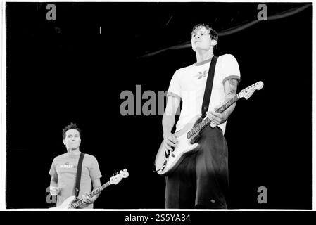 BLINK-182, READING FESTIVAL, 2000: Mark Hoppus am Bass und Tom DeLonge Sänger und Gitarrist von Blink-182 beim Reading Festival, 27. August 2000. Foto: Rob Watkins. INFO: Blink-182 ist eine US-amerikanische Pop-Punk-Band, die 1992 gegründet wurde und für ihre eingängigen Melodien, humorvollen Texte und energiereichen Auftritte bekannt ist. Mit Hits wie All the Small Things und Enema of the State wurden sie zu Ikonen des Punk-Revivals der späten 90er Jahre. Stockfoto