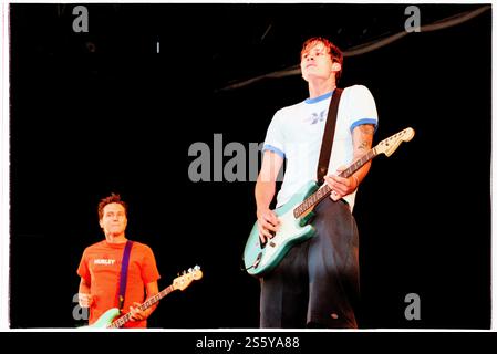 BLINK-182, READING FESTIVAL, 2000: Mark Hoppus am Bass und Tom DeLonge Sänger und Gitarrist von Blink-182 beim Reading Festival, 27. August 2000. Foto: Rob Watkins. INFO: Blink-182 ist eine US-amerikanische Pop-Punk-Band, die 1992 gegründet wurde und für ihre eingängigen Melodien, humorvollen Texte und energiereichen Auftritte bekannt ist. Mit Hits wie All the Small Things und Enema of the State wurden sie zu Ikonen des Punk-Revivals der späten 90er Jahre. Stockfoto