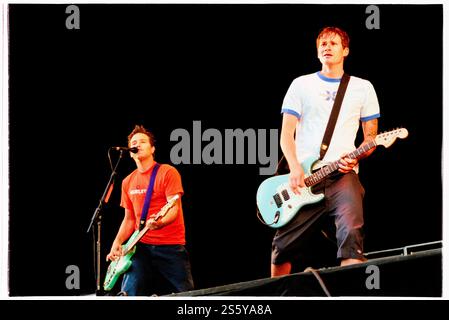 BLINK-182, READING FESTIVAL, 2000: Mark Hoppus am Bass und Tom DeLonge Sänger und Gitarrist von Blink-182 beim Reading Festival, 27. August 2000. Foto: Rob Watkins. INFO: Blink-182 ist eine US-amerikanische Pop-Punk-Band, die 1992 gegründet wurde und für ihre eingängigen Melodien, humorvollen Texte und energiereichen Auftritte bekannt ist. Mit Hits wie All the Small Things und Enema of the State wurden sie zu Ikonen des Punk-Revivals der späten 90er Jahre. Stockfoto