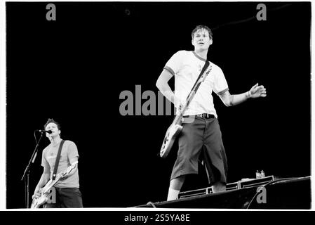 BLINK-182, READING FESTIVAL, 2000: Mark Hoppus am Bass und Tom DeLonge Sänger und Gitarrist von Blink-182 beim Reading Festival, 27. August 2000. Foto: Rob Watkins. INFO: Blink-182 ist eine US-amerikanische Pop-Punk-Band, die 1992 gegründet wurde und für ihre eingängigen Melodien, humorvollen Texte und energiereichen Auftritte bekannt ist. Mit Hits wie All the Small Things und Enema of the State wurden sie zu Ikonen des Punk-Revivals der späten 90er Jahre. Stockfoto