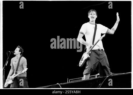 BLINK-182, READING FESTIVAL, 2000: Mark Hoppus am Bass und Tom DeLonge Sänger und Gitarrist von Blink-182 beim Reading Festival, 27. August 2000. Foto: Rob Watkins. INFO: Blink-182 ist eine US-amerikanische Pop-Punk-Band, die 1992 gegründet wurde und für ihre eingängigen Melodien, humorvollen Texte und energiereichen Auftritte bekannt ist. Mit Hits wie All the Small Things und Enema of the State wurden sie zu Ikonen des Punk-Revivals der späten 90er Jahre. Stockfoto