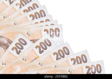 200 Tschechische korun-Rechnungen liegen isoliert auf weißem Hintergrund mit Kopierraum in Fächernähe gestapelt. Zahlungszeitkonzept oder Finanzoperationen. 200 Stockfoto