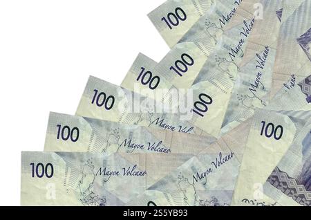 100 philippinische Piso-Scheine liegen in unterschiedlicher Reihenfolge, isoliert auf weiß. Lokales Bankwesen oder Geldmacherkonzept. Banner für geschäftliche Hintergründe. 100 Stockfoto