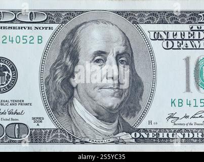 Porträt von US-Präsident Benjamin Franklin auf 100-Dollar-Banknotennahmespiel. us-Dollar-Geldschein aus nächster Nähe. Stockfoto