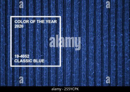 Stoffstruktur. Stoff gestrickt, Baumwolle, Wollhintergrund. Nahaufnahme des Strickmaterials. Klassischer Blauton des Phantoms. Baumwollgewebe, Stockfoto