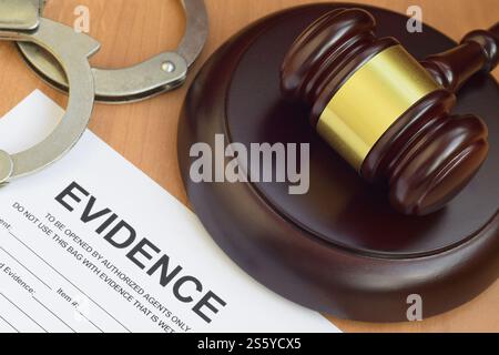 Justizhammer und Beweise melden ein leeres Dokument für die Untersuchung am Tatort mit Polizeihandschellen aus nächster Nähe. Justizhammer und Beweisbericht Stockfoto