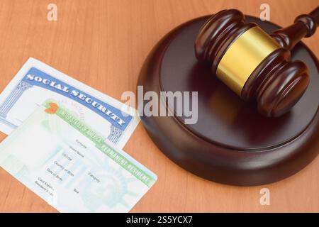 Justice Mallet und United States Social Security SSN-Nummer und Green Card von DV-Lotterie Nahaufnahme. Gerechtigkeit Hammer und vereint Stockfoto