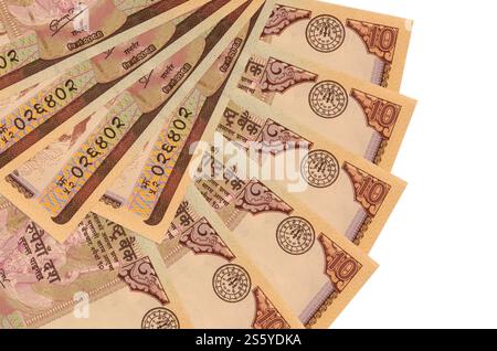 10 nepalesische Rupienscheine liegen isoliert auf weißem Hintergrund mit einem in Fächerform gestapelten Kopierraum aus nächster Nähe. Finanztransaktionen. 10 Nepalesisch Stockfoto
