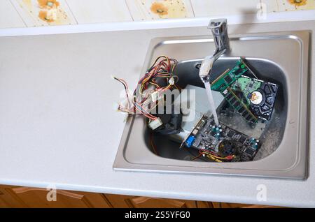 PC-Reinigung metaphorisches Konzept. Hardware in Küchenspüle unter dem Wasserfluss. Hardware in Küchenspüle unter dem Wasserstrom-Computer Stockfoto