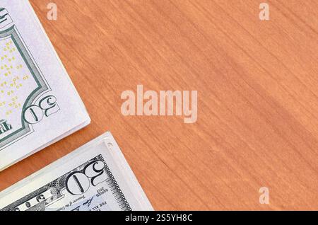 Stapel von vielen hundertfünfzig Dollar Scheine auf hölzernem Hintergrund aus nächster Nähe. Draufsicht mit flacher Lage. Abstrakter Erfolg oder Geschäftskonzept. Stockfoto