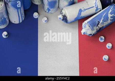 Frankreich-Flagge und wenige benutzten Spraydosen für Graffiti-Malerei. Street Art Kulturkonzept, Vandalismusprobleme. Frankreich Flagge und nur wenige benutzte Aerosol Stockfoto