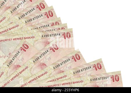 10 türkische Lira-Scheine liegen isoliert auf weißem Hintergrund mit einem Kopierraum in Fächernähe gestapelt. Zahlungszeitkonzept oder Finanzoperationen. 10 Stockfoto