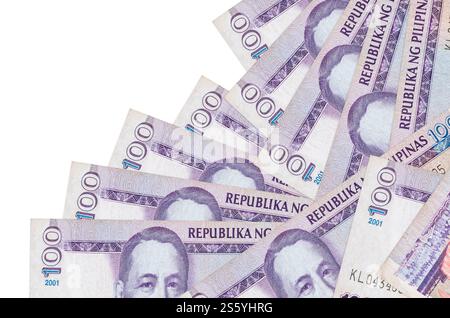 100 philippinische Piso-Scheine liegen in unterschiedlicher Reihenfolge, isoliert auf weiß. Lokales Bankwesen oder Geldmacherkonzept. Banner für geschäftliche Hintergründe. 100 Stockfoto