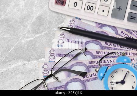 100 philippinische Piso-Rechnungen und Taschenrechner mit Brille und Stift. Geschäftsdarlehen oder Steuerzahlung Saisonkonzept. Finanzplanung und Zeit für die Zahlung von Steuern. Stockfoto