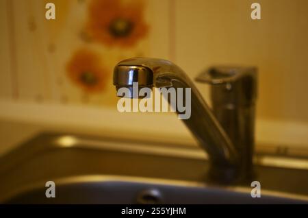 Das Wasser läuft nicht vom Wasserhahn in der Küchenspüle herunter Stockfoto