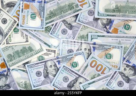 Draufsicht auf 100-Dollar-Banknoten im Hintergrund. USD-Währungskonzept und reichhaltiges Leben. Struktur der amerikanischen Dollarscheine. Draufsicht eines Stockfoto
